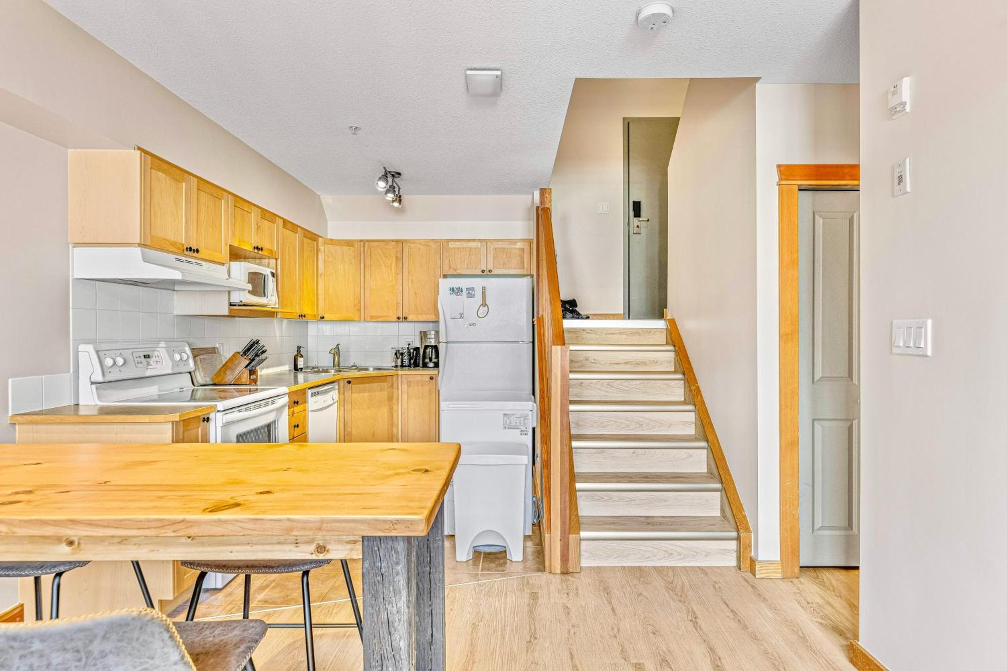 Canmore Mountain View Loft Apartment Heated Outdoor Pool Kültér fotó