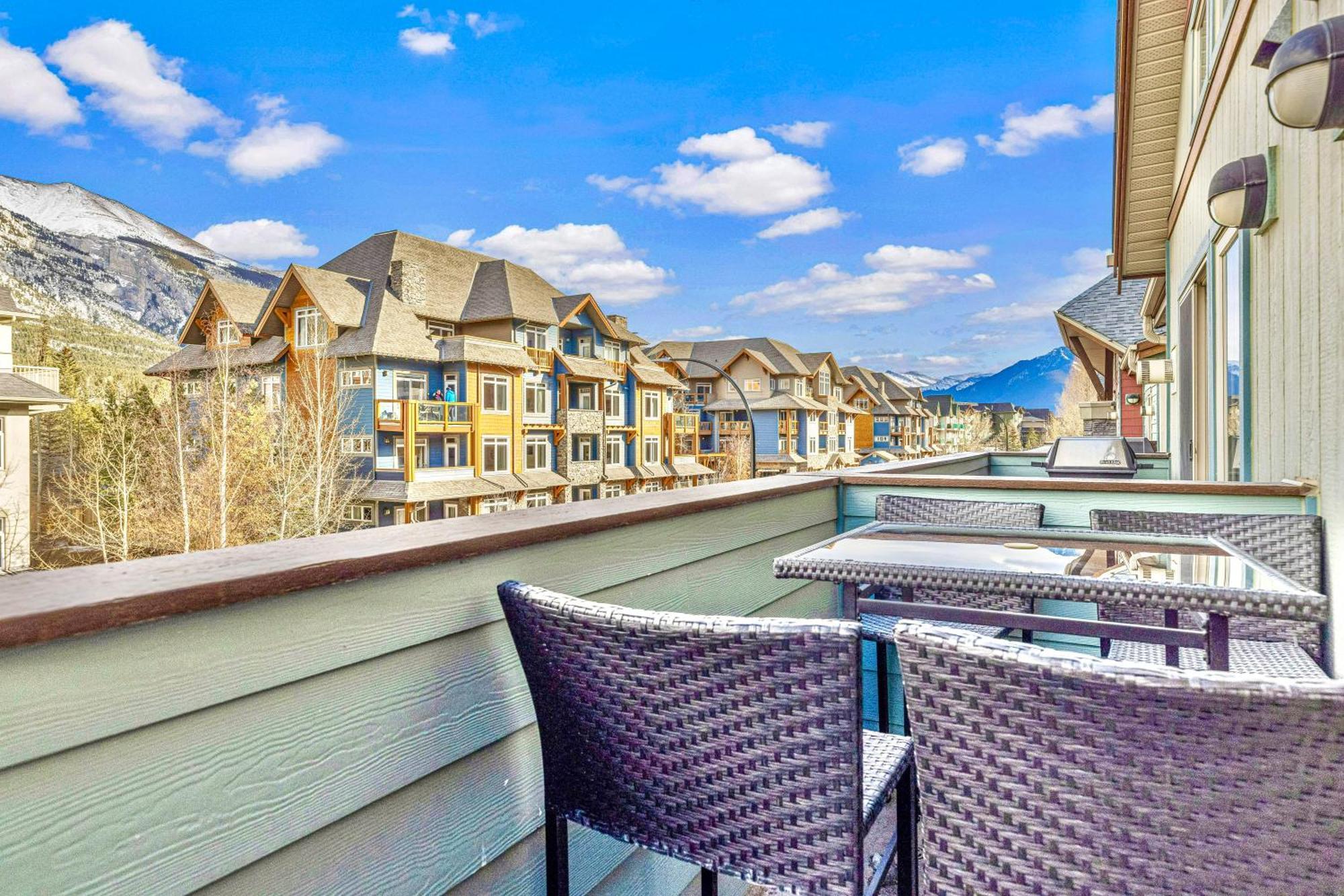 Canmore Mountain View Loft Apartment Heated Outdoor Pool Kültér fotó