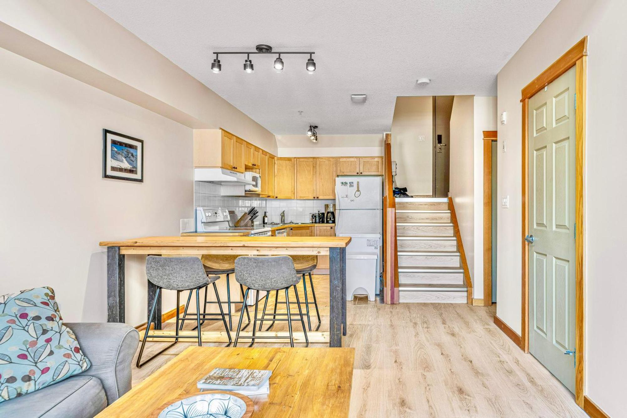 Canmore Mountain View Loft Apartment Heated Outdoor Pool Kültér fotó