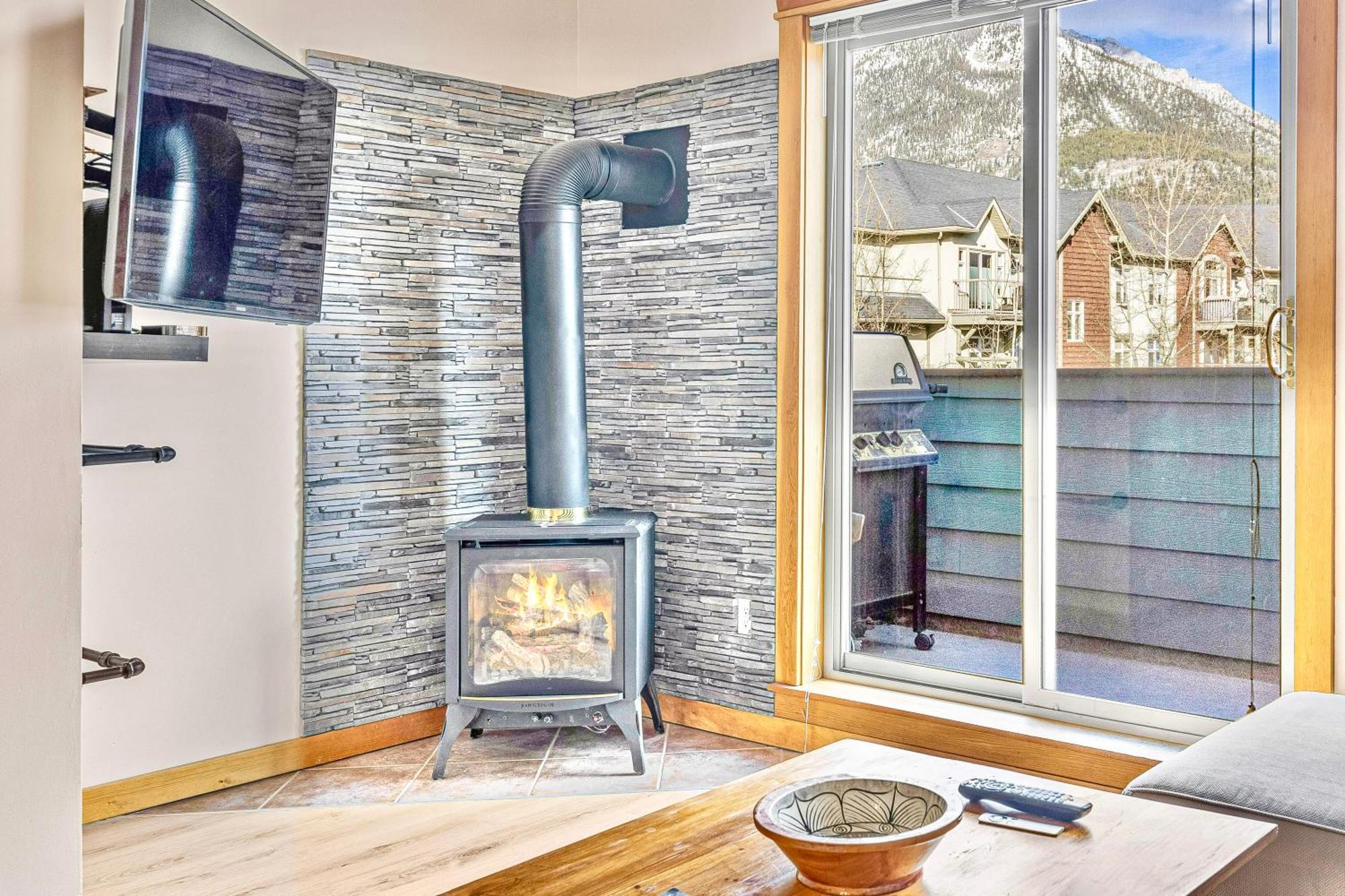 Canmore Mountain View Loft Apartment Heated Outdoor Pool Kültér fotó