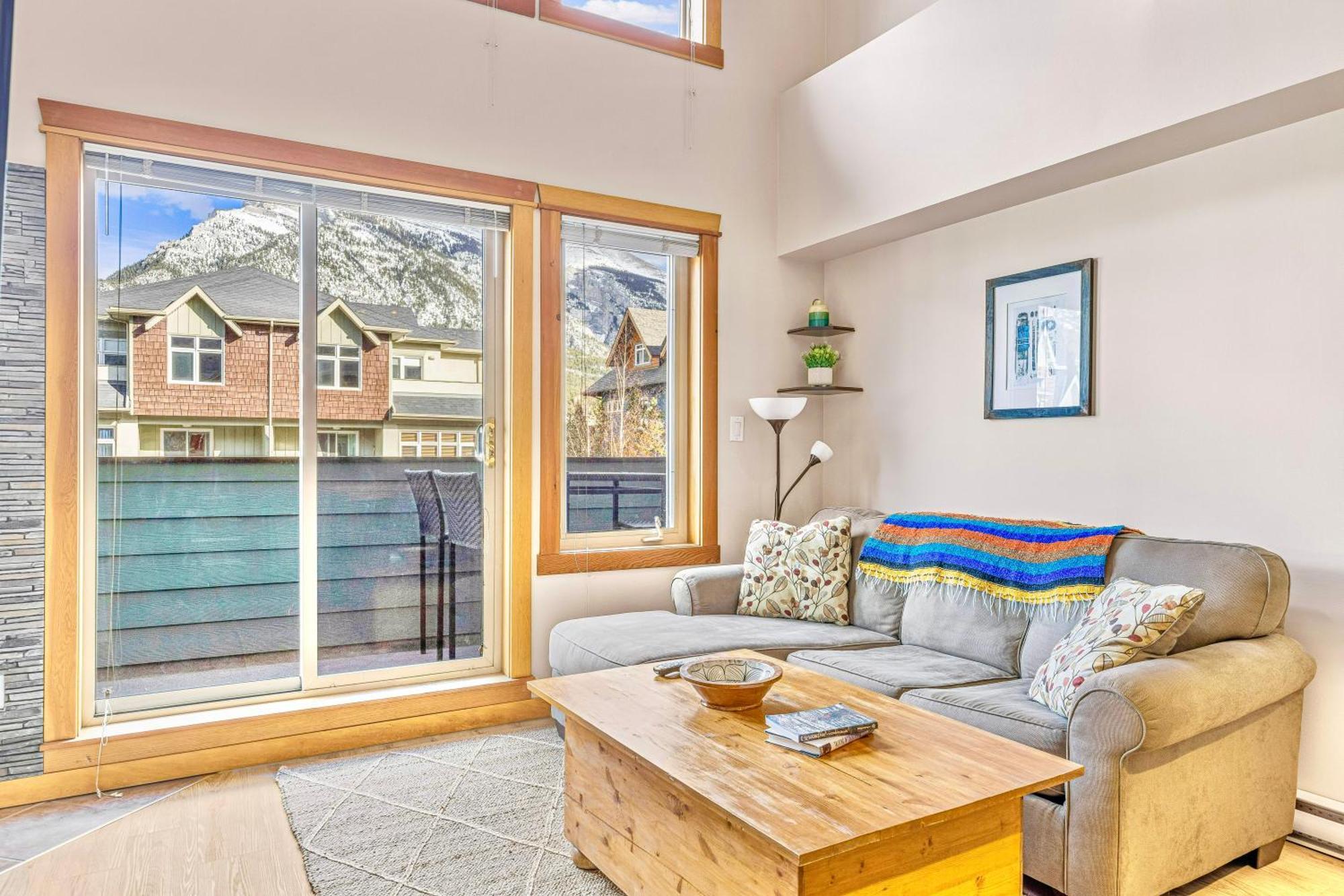Canmore Mountain View Loft Apartment Heated Outdoor Pool Kültér fotó