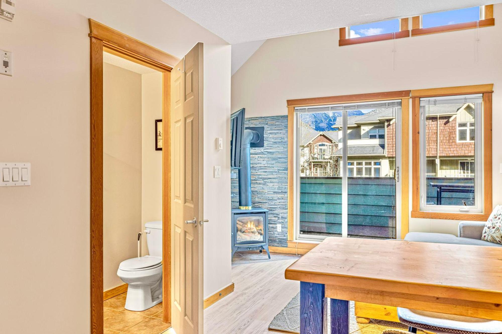 Canmore Mountain View Loft Apartment Heated Outdoor Pool Kültér fotó