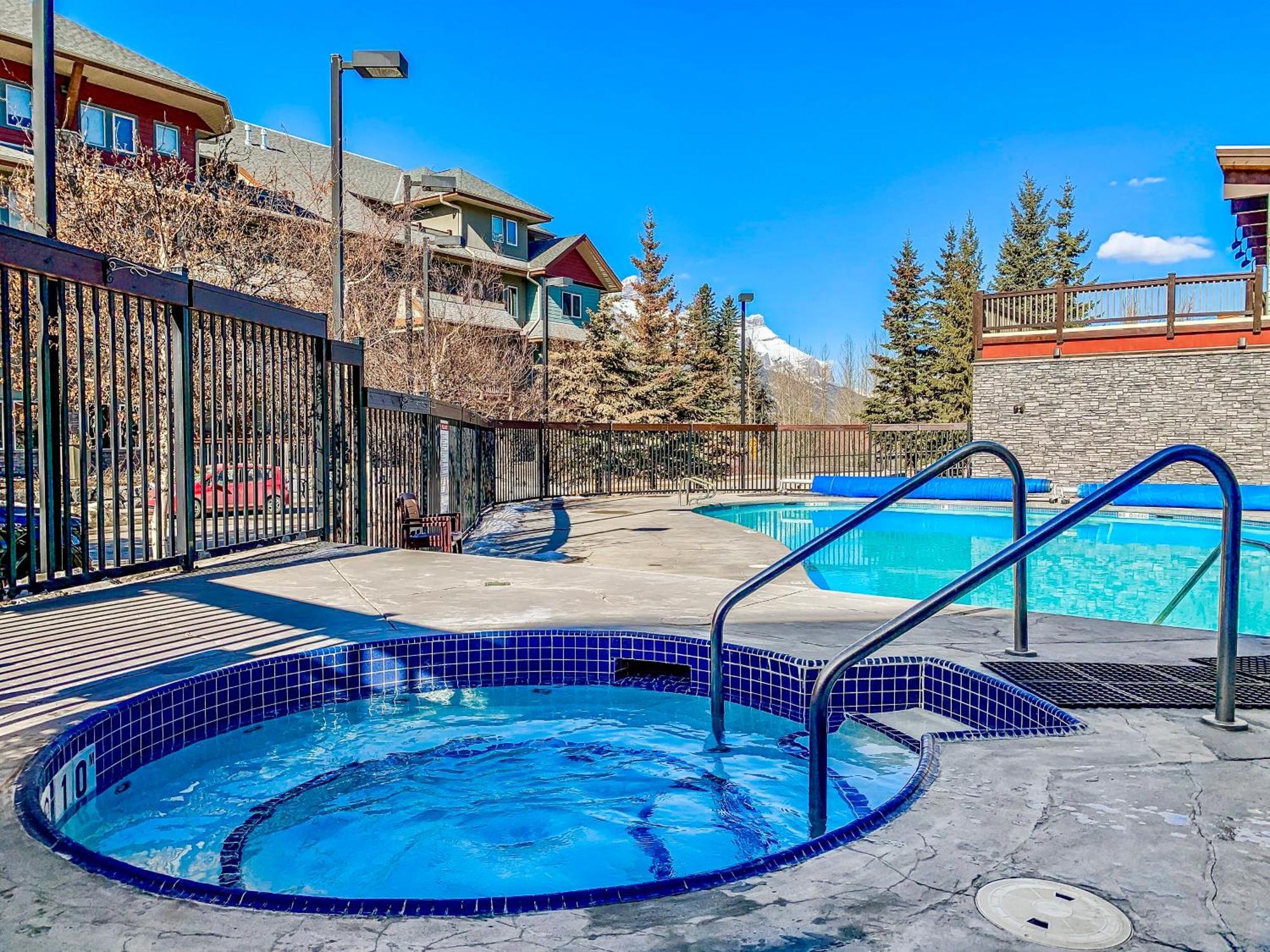 Canmore Mountain View Loft Apartment Heated Outdoor Pool Kültér fotó