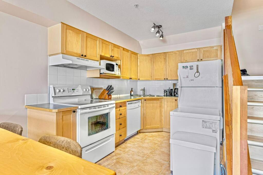 Canmore Mountain View Loft Apartment Heated Outdoor Pool Kültér fotó