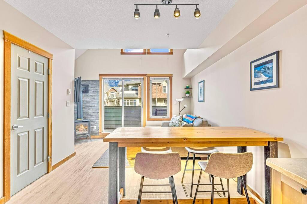 Canmore Mountain View Loft Apartment Heated Outdoor Pool Kültér fotó