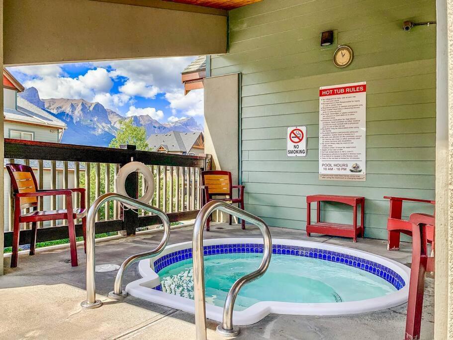 Canmore Mountain View Loft Apartment Heated Outdoor Pool Kültér fotó