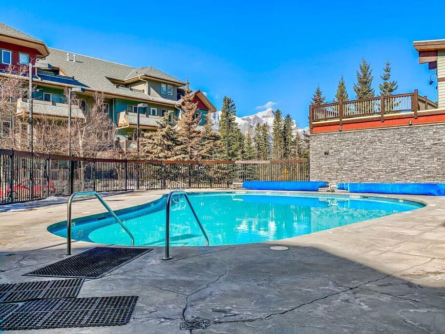 Canmore Mountain View Loft Apartment Heated Outdoor Pool Kültér fotó