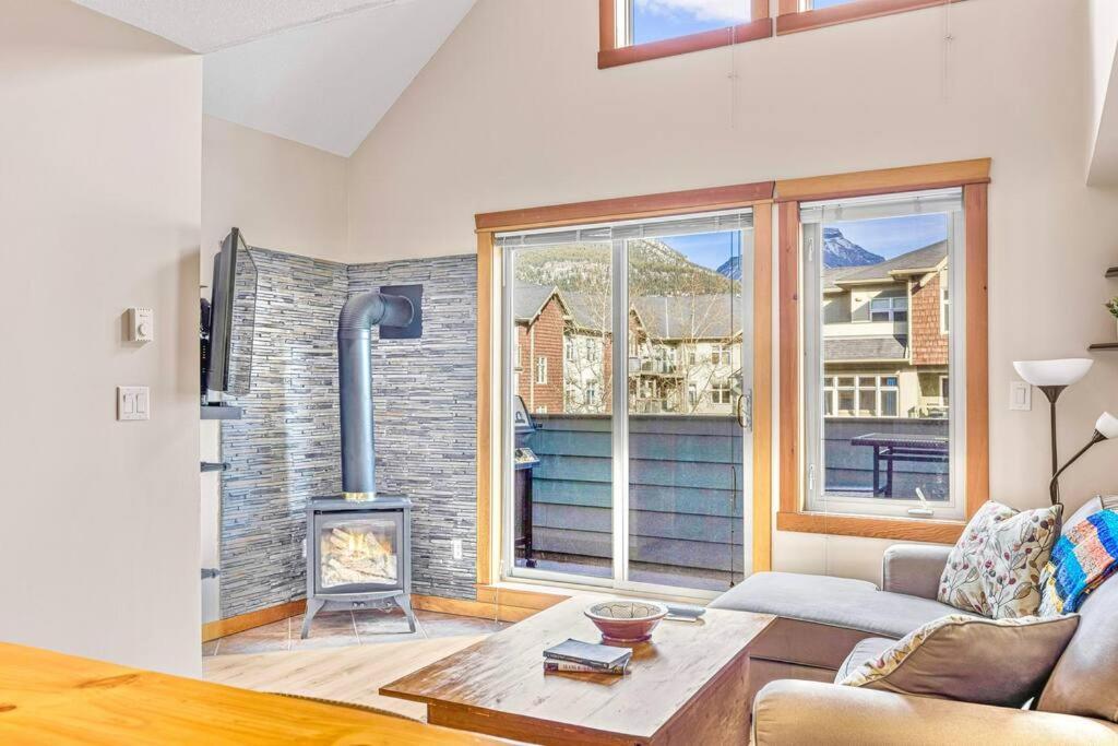 Canmore Mountain View Loft Apartment Heated Outdoor Pool Kültér fotó